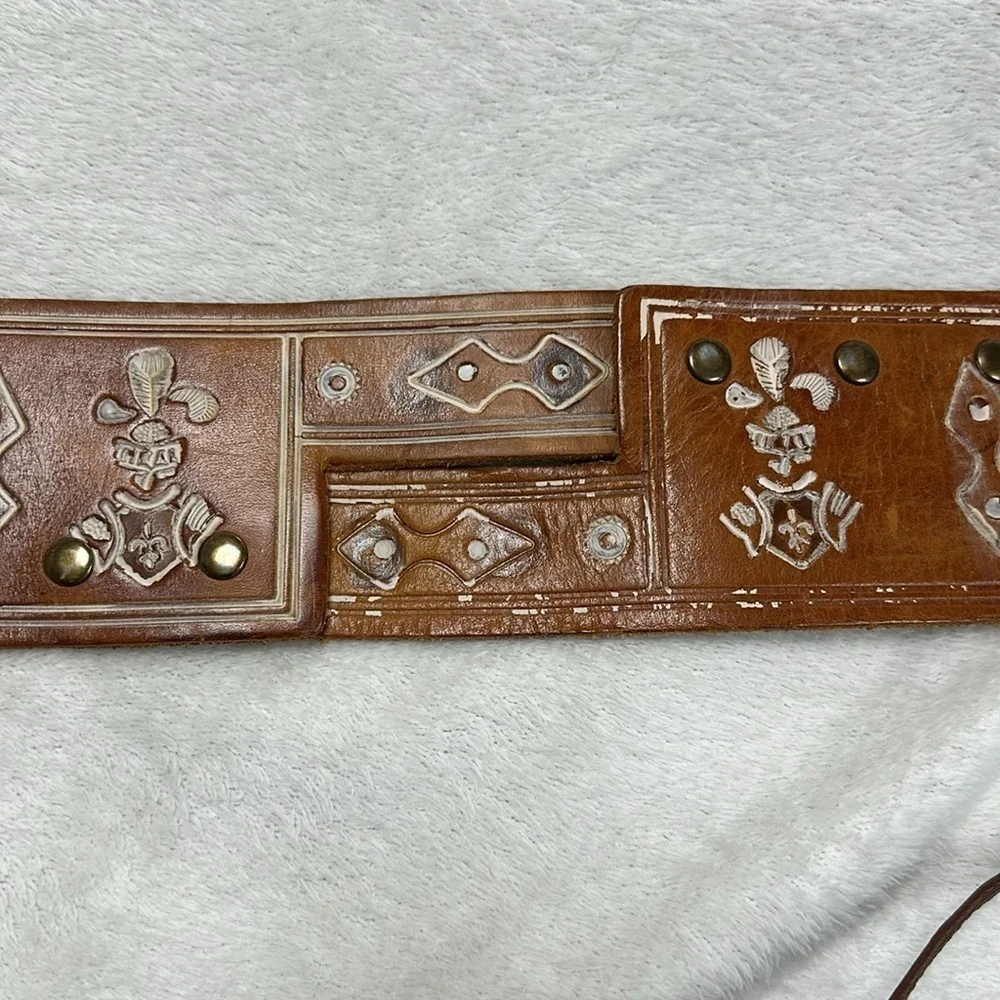 Línea Pelle wide leather embossed front hook metal belt, 42
